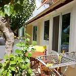 Lorenzo House מלון דירות 3*