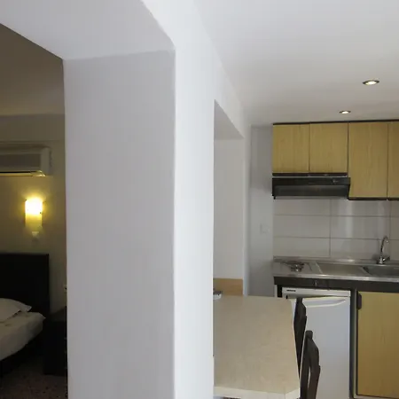 Ξενοδοχείο με διαμερίσματα Lorenzo House Λάσση
